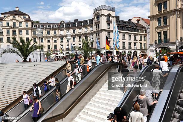 Menschen auf Rolltreppen und Treppe zur S-Bahn am Münchner Karlsplatz, München, Bayern, People on Escalators and stairs to the Karlsplatz underground...