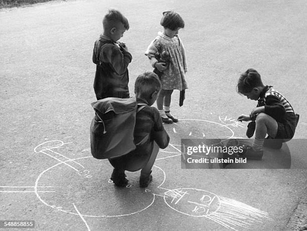 Children are playing on the street - 1950s