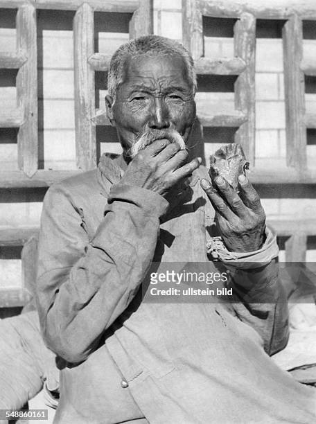 China A Chinese man eating - 1931 - Photographer: Heinz von Perckhammer Vintage property of ullstein bild