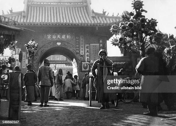 China People at the Mazu Temple in Tianjin - ca. 1931 - Photographer: Heinz von Perckhammer - Published in: 'Die Gruene Post'; 1/1932 Vintage...