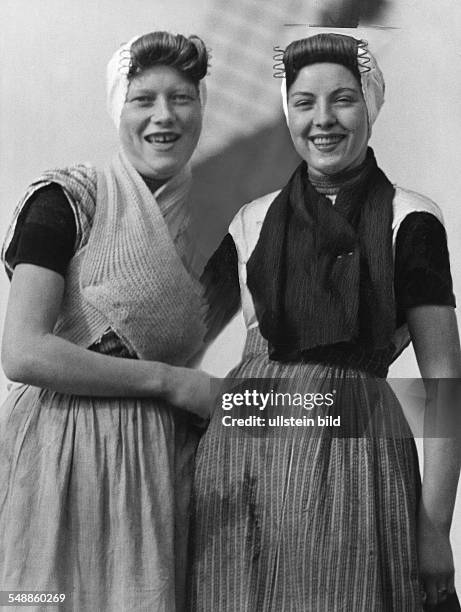 Two women wearing the typical Dutch costumes - ca. 1935 - Photographer: Heinz von Perckhammer - Published by: 'B.Z.' ; Vintage property of ullstein...