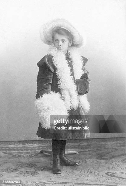 Germany - girl with muff - 1905