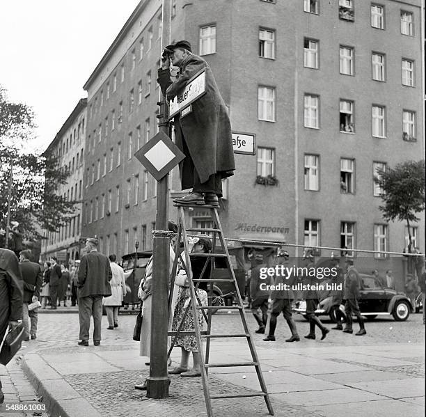 Germany Berlin Wedding - West-Berlin people watching the escape of Frieda Schulze, who escaping out of the window of her flat in East-Berlin to...