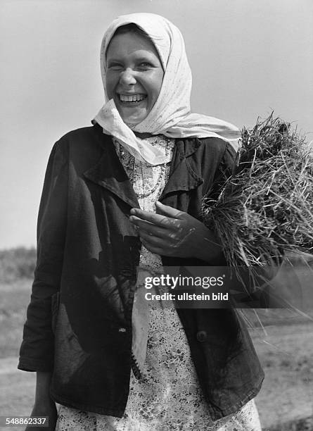 Ukraine Portrait of a young Ukrainian woman - 1955 - Photographer: Heinz von Perckhammer Vintage property of ullstein bild