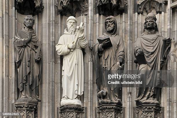 Köln : Kölner Dom Skulpturen Heilige Heiligenfiguren Heiligenskulpturen Steinskulpturen Steinrelief alt neu Nacharbeitung Ersatz Verfall Sandstein...