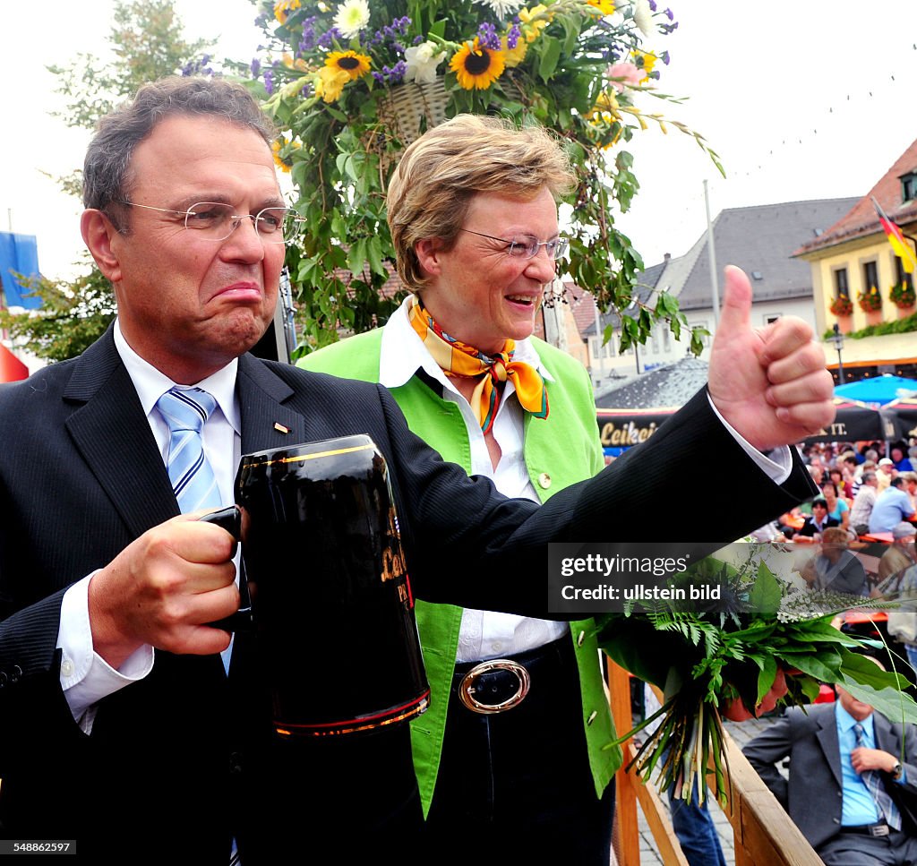 Friedrich, Hans-Peter - Politician, Federal Minister of the Interior, CSU, Germany - and Monika Hohlmeier (r) at a traditional Bavarian market