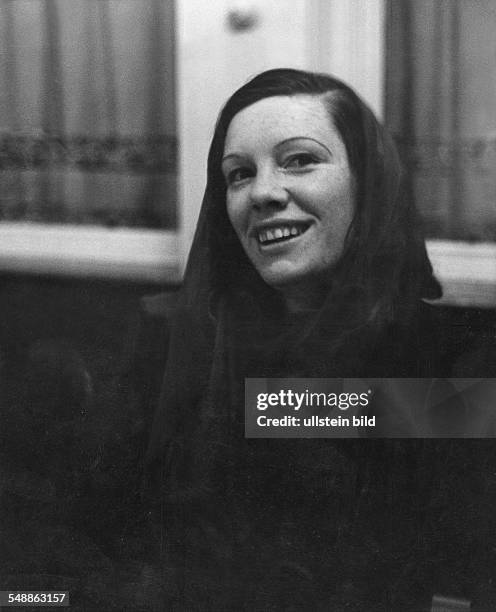 Flickschildt, Elisabeth - Actress, Germany *-+ - Portrait analysing her expression - ca. 1938 - Photographer: Heinz von Perckhammer - Published by:...