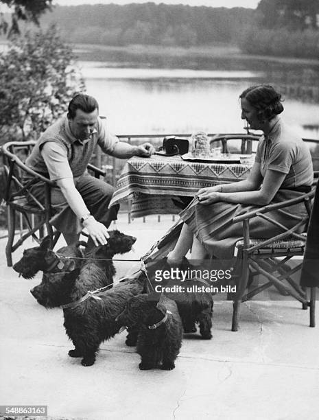 Scottish Terrier: Hans John Hinrichsen and his wife Adelina on the terrace with the dogs of their breeding - 1931 - Photographer: Heinz von...