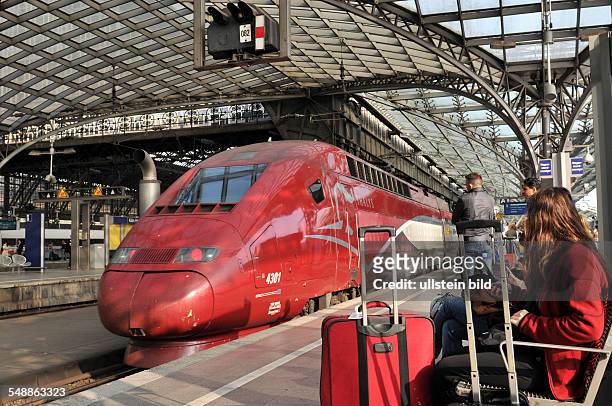 Köln : Thalys Schnellzug Express französisch Bahnhof Hautbahnhof Hbf Gleis Gleise Bahnsteig Zug Eisenbahn Deutsche Bahn Passagiere Warten Wartende