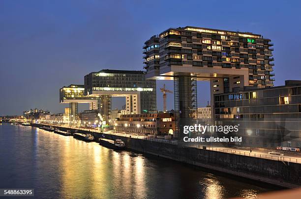 Köln : Moderne Kranhäuser Bügelbauten am Rheinauhafen außen Außenansicht Nacht Nachtansicht Restlichtaufnahme Architektur Rhein