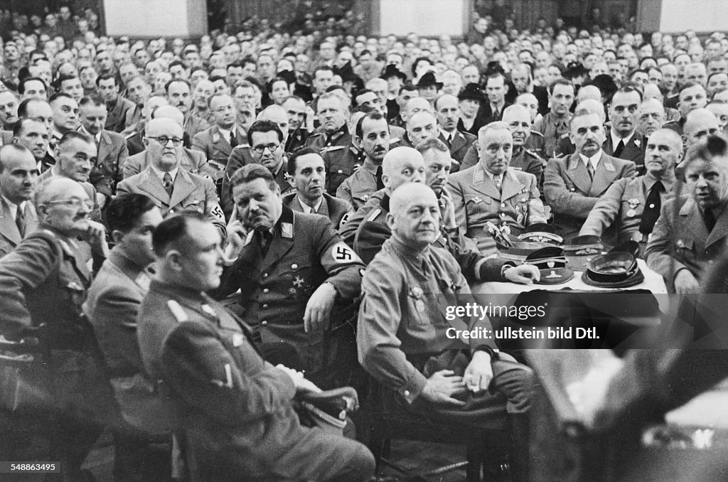 Audience during the speech of Adolf Hitler at the Loewenbraeukeller in Munich; from the left clockwise: Martin Bormann, Baldur von Schirach, Hans Georg Hofmann, Hans Frank , Walter Buch, Franz Xaver S