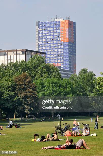 Köln : Park Stadtpark nahe Innere Kanalstraße Menschen Sommer Entspannung Bäume grün Rasen Wiese Hochhaus Herkuleshochhaus Herkuleshaus Herkulesstraße