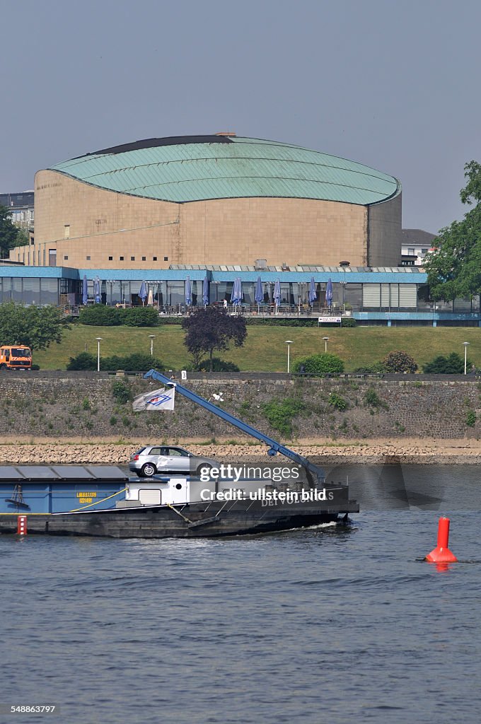 Bonn 20.05.2011: Beethovenhalle Halle Musikhalle Musiksaal Veranstaltungshalle Ansicht außen Außenansicht Gebäude Rhein Fluß Schiff Frachter Frachtschiff