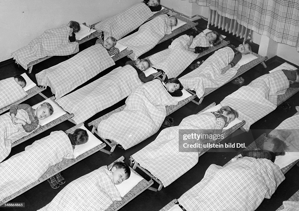 Germany NS Public Welfare - preschool, midday nap in a children's day care center - 01.10.1939 - Photographer: Presse-Illustrationen Heinrich Hoffmann - Published by: 'Berliner Morgenpost' 14.10.1939 