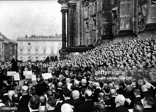 Germany Free State Prussia Berlin Berlin: reception of the Essen Kurpp-Singers in front of the Reichstag, vocal performance of the male choir of the...