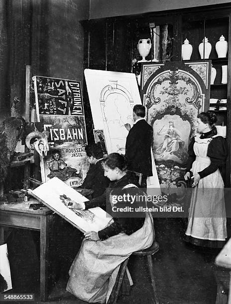 German Empire Kingdom Prussia Berlin Berlin: Martin-Gropius-Bau: Prof. Emil Doepler's drawing class at the Museum of Applied Arts' academy - 1910 -...