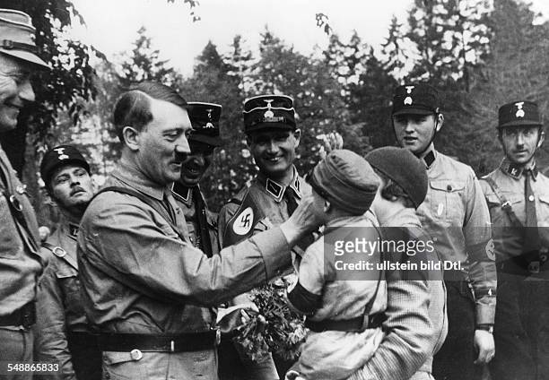 Weimar Rebublic, Harzburg Front - Meeting of right wing 'national opposition' in Bad Harzburg: Adolf Hilter receives a flower bouquet from a young...