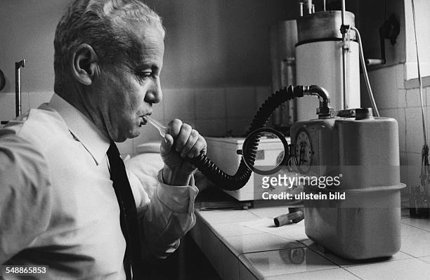 Checking the lung function of a man - 1977 - Photographer: Jochen Blume - Vintage property of ullstein bild