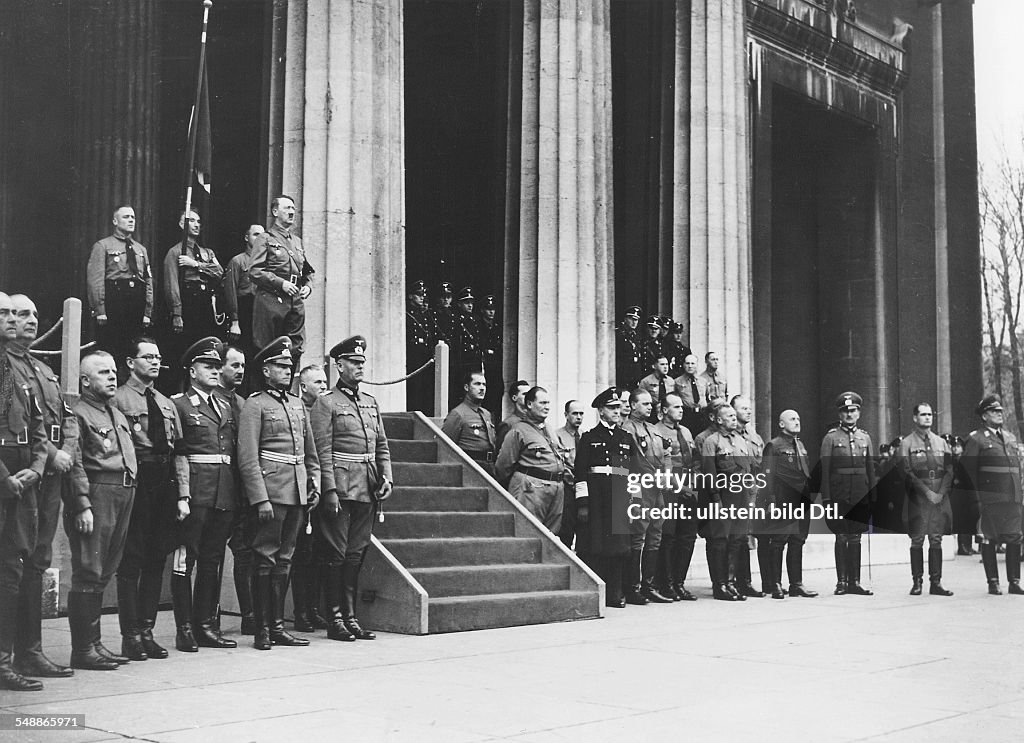 Hitler, Adolf - Politician, NSDAP, Germany *20.04.1889-30.04.1945+ Appeal in front of the Propylaen on the square Koenigsplatz; behind Adolf Hitler: Jakob Grimminger with the ' Blutfahne ' (blood flag