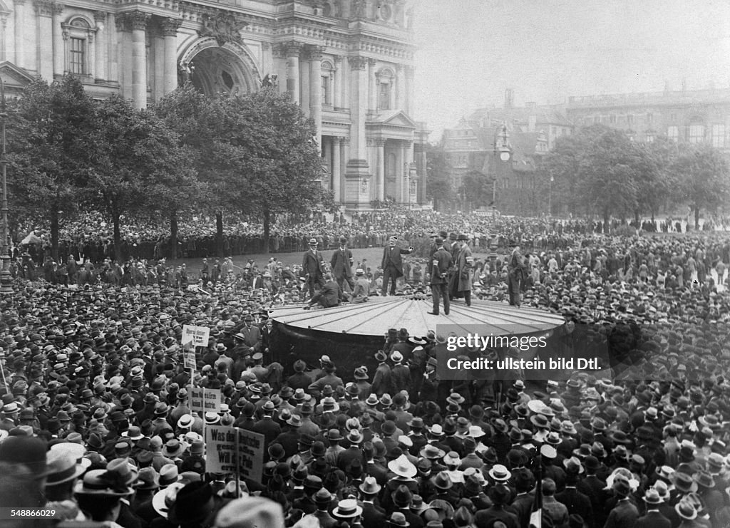 Germany Free State Prussia Berlin Berlin: protest rally in the Lustgarten at the National Museum - 21.08.1920 - Photographer: Frankl - Published by: 'Zeitbilder' 35/1920 Vintage property of ullstein b