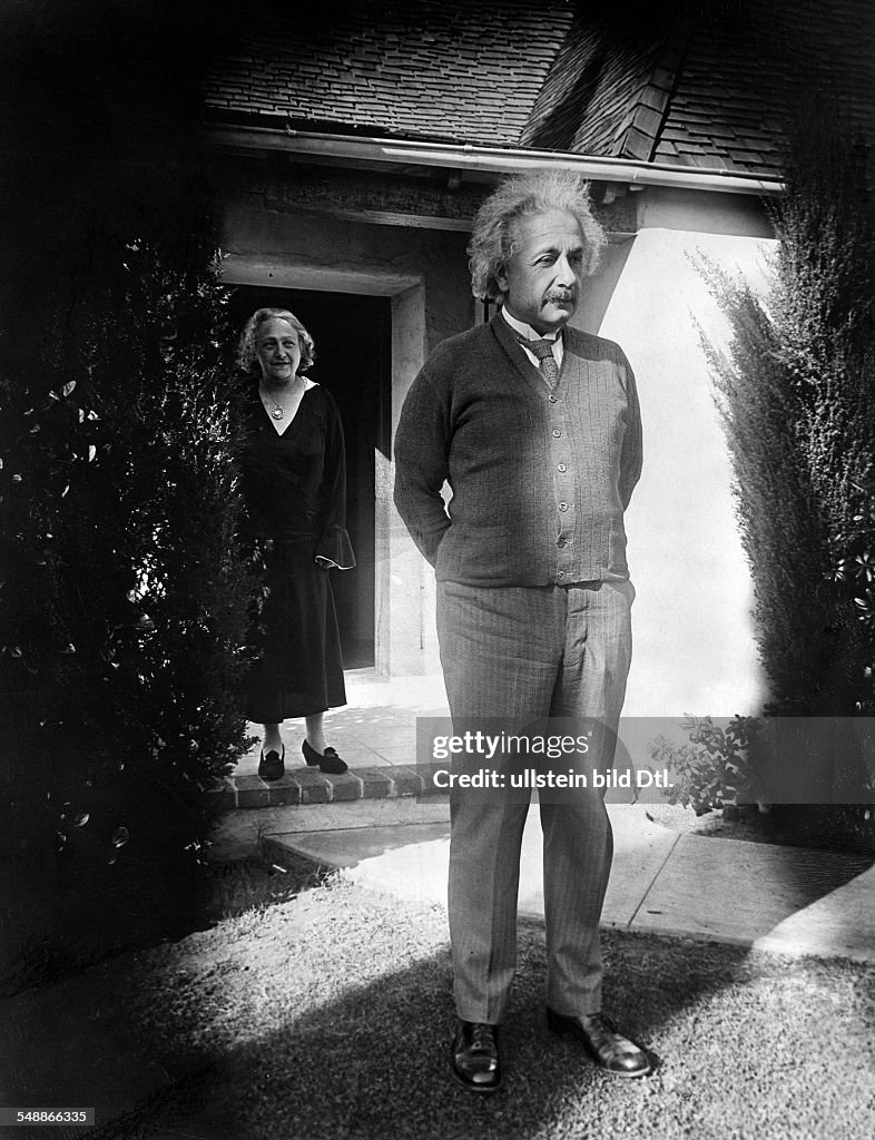 Einstein, Albert - physicist, Germany/USA *14.03.1879-18.04.1955+ - with his wife Elsa in Pasadena, California - 01.01.1931 - Published by: 'Der Querschnitt' 04/1931 Vintage property of ullstein bild