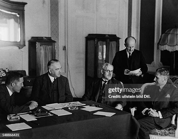 Reparations conference 1932, Lausanne, before the agreement in a room of the Hotel Beaurivage, f.l.t.r.: Reich Finance Minister Count Lutz Schwerin...