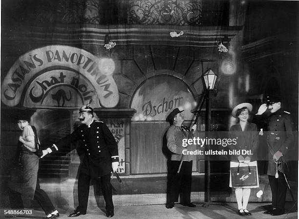 Scene from the revue '20 years Nelson' at the Kammerspiele, a showmaker boy, a policeman with Pickelhaube, and a lamplighter - 1927 - Photographer:...
