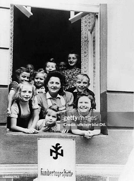 Germany daycare centre of the NSV, children and thier nursery nurse looking out of the window Kinder lachen - - Photographer: Presse-Illustrationen...