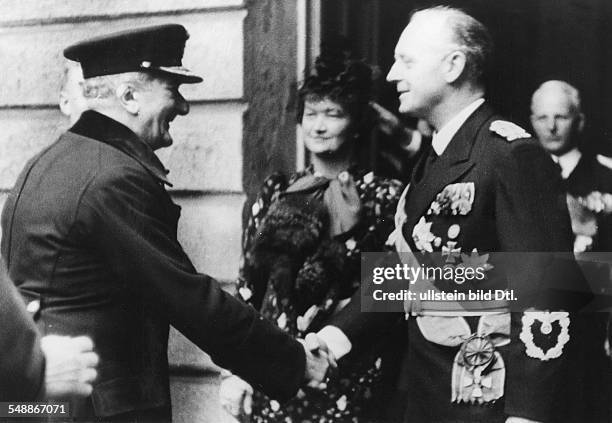 Foreign relations Germany/ Hungary: Miklos Horthy de Nagybanya shaking hands with German Foreign Minister Joachim von Ribbentrop on a reception at...