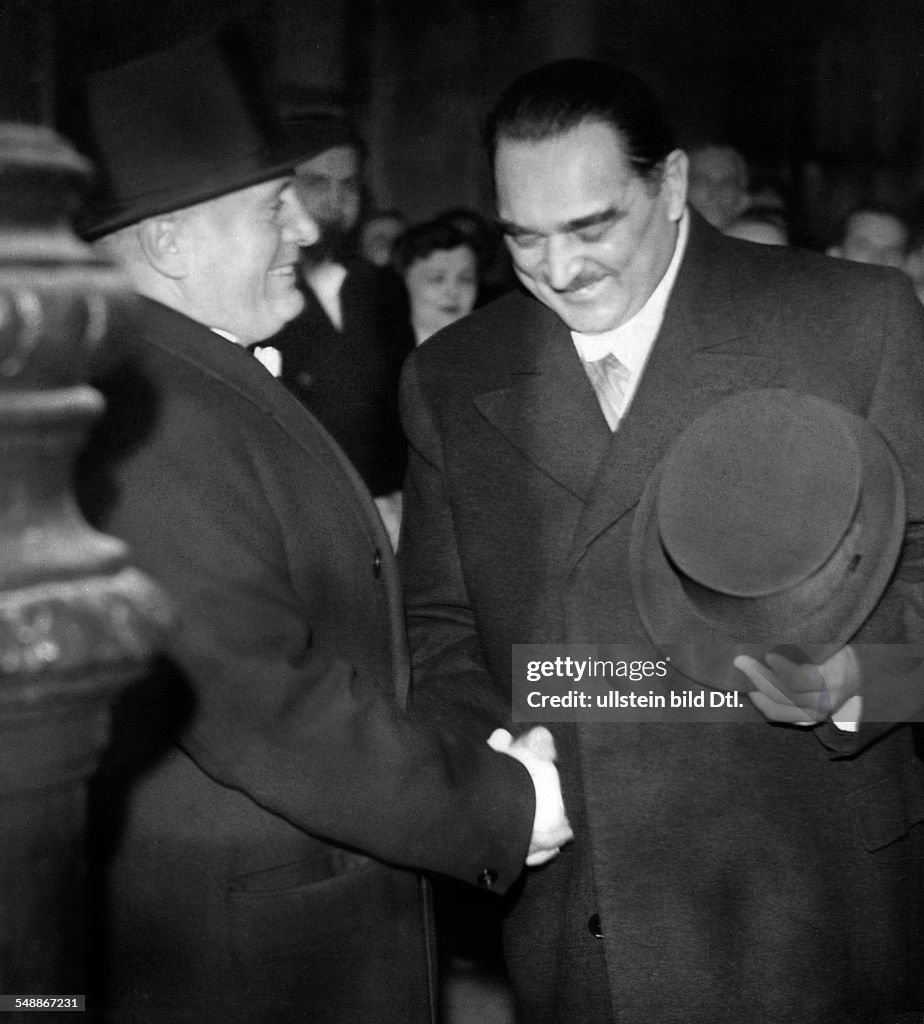 Foreign Affairs, Kingdom of Yugoslavia: after state visit of Prime Minister Milan Stojadinovic in Rome: Italian Head of State Benito Mussolini (l.) says good bye at station - 09.12.1937 - Photographer