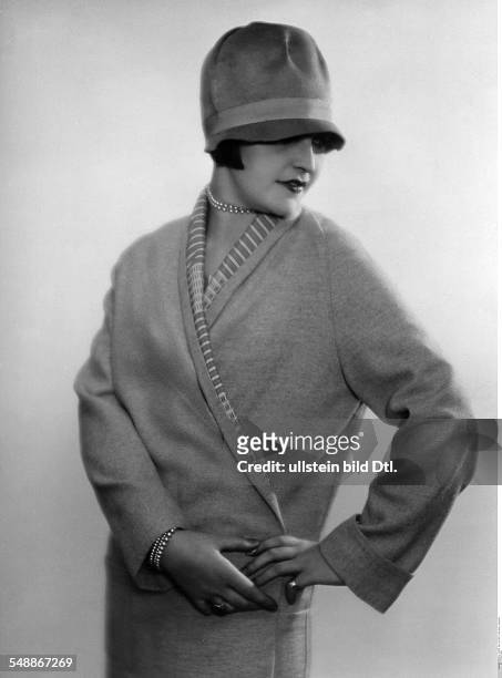 Hilly Etoile - Actress, Dancer - Portrait in a light woolen coat with felt hat - Fashion pictures - 1927 - Photographer: Atelier Balasz - Published...
