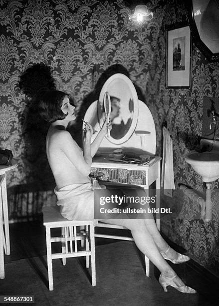 Topless dancer from a Charell-revue in her wardrobe applieying some make-up - 1925 - Photographer: Zander & Labisch - Published by: 'Uhu' 03/1925/26...