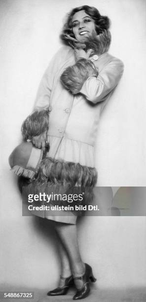 Fashion: operetta singer Lisa Kolbe in a short coat with feathers - 1925 - Photographer: Edith Barakovich - Published by: 'Die Dame' 05/1926 Vintage...