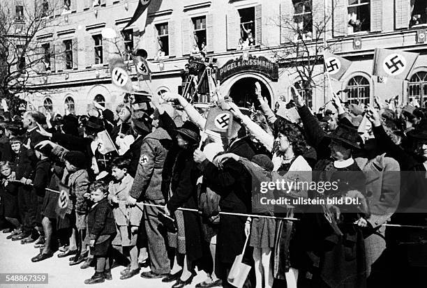 Kingdom of Serbia, Croatia and Slovenia Slovenija Slovenia Maribor: cheering people during arrival chief of the 'Zivilverwaltung' in the...