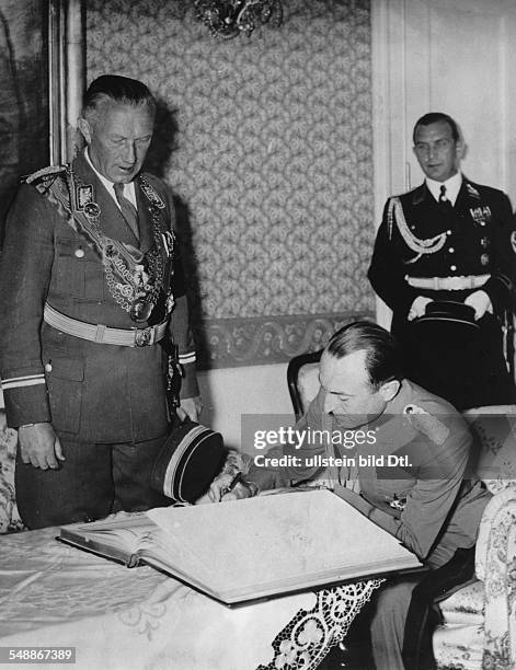 Prince regent Paul at Bellevue castle, the new guesthouse of the Reich government, while signing the guestbook of the city; left: mayor Dr. Julius...
