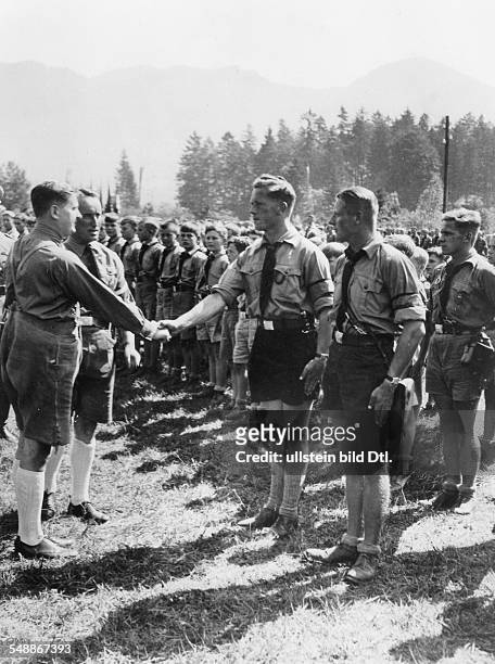Schirach, Baldur von - Politician, NSDAP, Germany Nazi youth leader Baldur v. Schirach greeting leaders of the Hitler Youth during a deployment -...