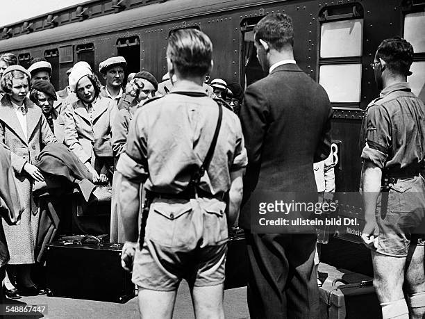 Germany Free State Prussia Berlin Berlin: A delegation of the Hitler Youth welcomes finnish pupils at the station Stettiner Bahnhof - Photographer:...