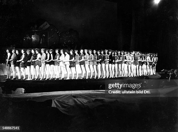 Rehearsal for the revue 'Fuer Dich': revue girls lining up Director: Erik Charell - 1925 - Photographer: Zander & Labisch - Published by: 'Uhu'...