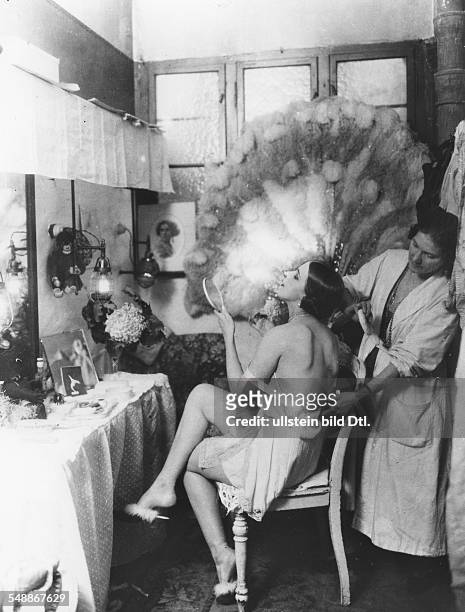 Dancer from a Charell-revue with a make-up artist in their wardrobe - 1925 - Photographer: Zander & Labisch - Vintage property of ullstein bild