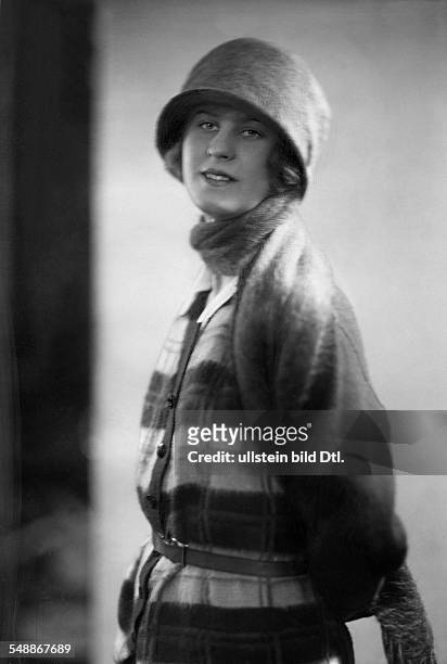 Grieger, Claire - Actress, Germany - wearing a checked cardigan with stole and hat - 1924 - Photographer: Suse Byk - Published by: 'Die Dame' 10/1924...