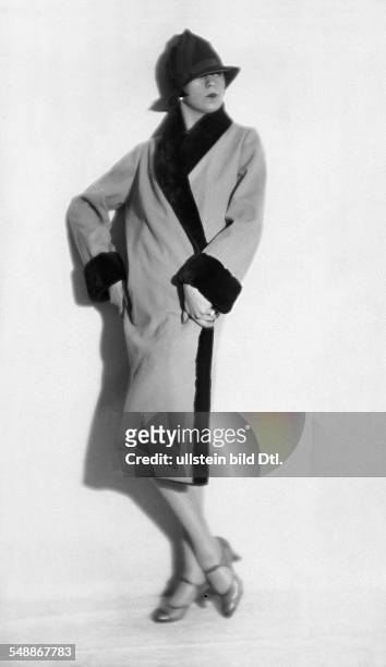 Dancer Erni Kaiser in a bright coat with dark fur and hat - full-figure portrait - 1926 - Photographer: Atelier Balasz - Published by: 'Die Dame'...
