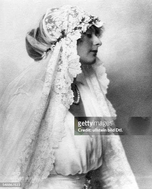Fashion, bridal fashion: baroness of Guttmann with a lace-decorated bridal veil - 1921 - Photographer: Edith Barakovich - Published by: 'Die Dame'...