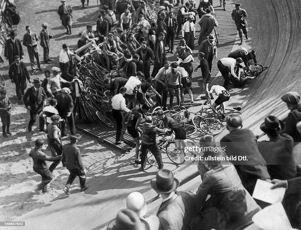 Lision en masse during a track cycling race in the former sport hall 'Rütt - Arena' in Berlin Neukolln - ca. 1929 - Photographer: Alfred Gross - Published by: 'B.Z.' 27.10.1929 Vintage property of