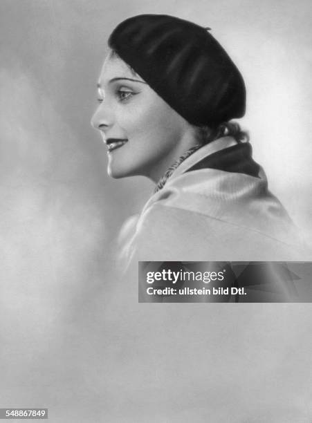 Young Lady with a beret - Portrait, side-face - undated - Photographer: Mario von Bucovich - Published by: 'Berliner Illustrirte Zeitung' 49/1929...