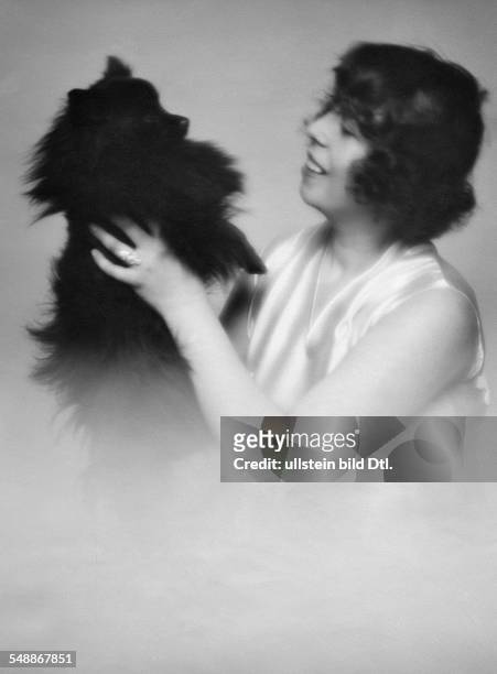 Madame Banquier Cassel - Portrait with her Pomeranian - about 1928 - Photographer: Mario von Bucovich Vintage property of ullstein bild