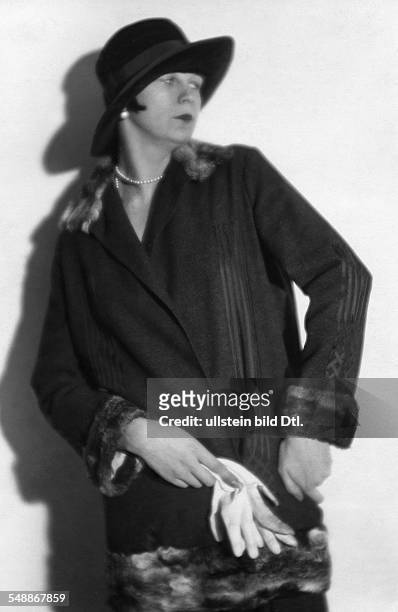 Dancer Erni Kaiser in a dark jacket with fur and hat - Portrait - 1926 - Photographer: Atelier Balasz - Published by: 'Die Dame' 26/1926 Vintage...