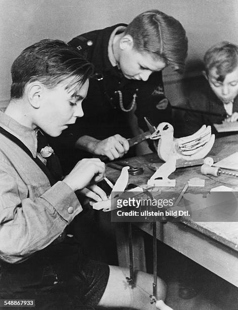 Members of the Hitler Youth making toys for Christmas - 1942 - Published by: 'Deutsche Allgemeine Zeitung' Vintage property of ullstein bild