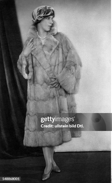 Alanova, Alicia - Dancer, Russia - full-figure portrait, in a mink fur coat with a velvet cap - 1925 - Photographer: Atelier Balasz - Published by:...