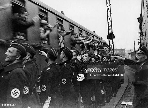 Germany Free State Prussia Berlin Berlin: KDF vacationists from Vienna at the station Lehrter Bahnhof in Berlin - Photographer: Herbert Hoffmann -...