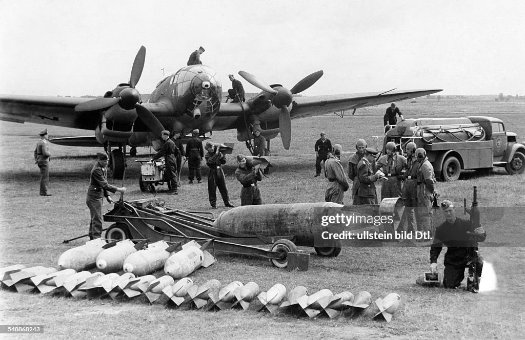Germany : 2.WW, Germany, Air Force, Aircrafts: medium Bomber Heinkel He-111. Photo showing the pilots and complete service crew as well as the bomb load spread out on the airfield - 1942 - Photographe